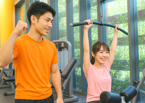 トレーニングする女性と応援する男性